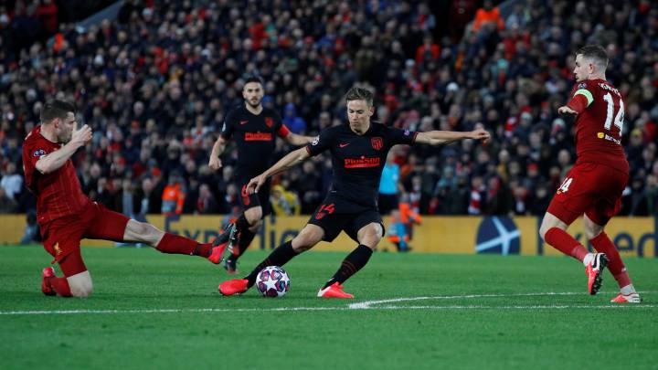 Marcos Llorente dispara a puerta para marcar el 2-2 en el Liverpool-Atlético.