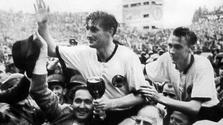 Campeones por sorpresa: La selección alemana con la Copa del Mundo.