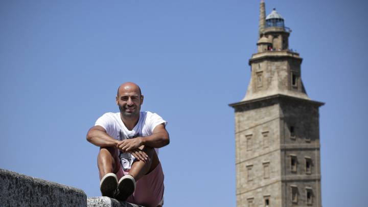 Manuel Pablo, posando junto a la Torre de Hércules en una entrevista para As.