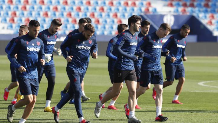 Los jugadores del Levante pendientes del 30 de junio