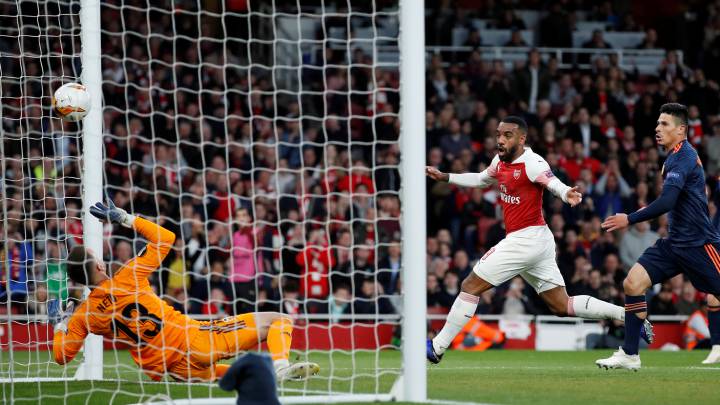 Lacazette toma ventaja.