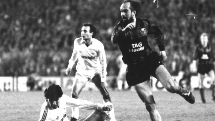 Stielike dispara a puerta ante la mirada de Míchel (en el suelo) y de Gallego, en segundo plano.
