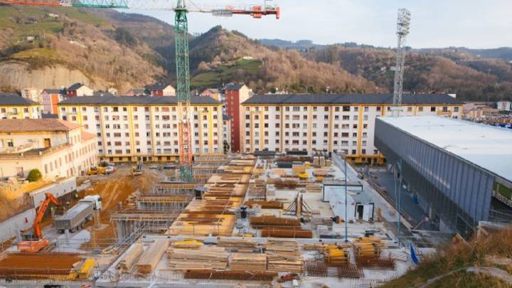 Imagen de las obras de construcción del futuro campo anexo de Ipurua, y de los bajos de la tribuna oeste, el 13 de febrero.