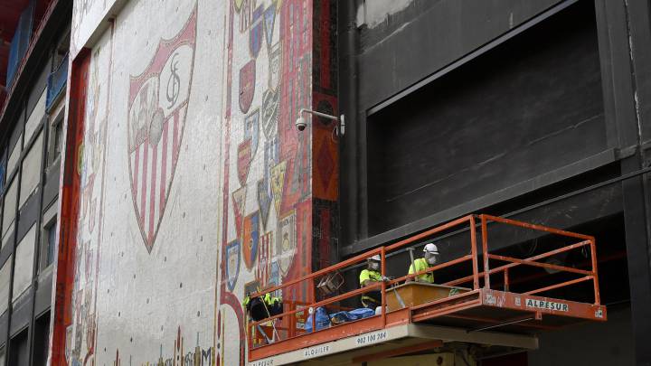 El Sevilla sigue con las obras del estadio Ramón Sánchez Pizjuán, tras el parón de 15 días, cumplir con UEFA y acoger la final de la Europa League 2021.