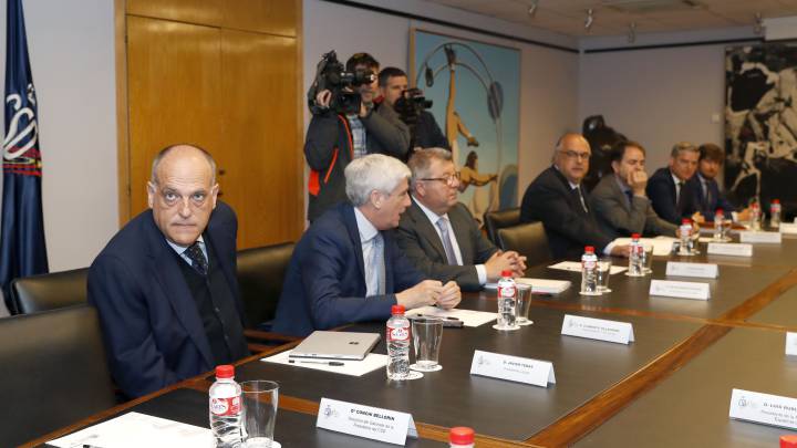 Reunión de LaLiga, con Javier Tebas en primer plano.
