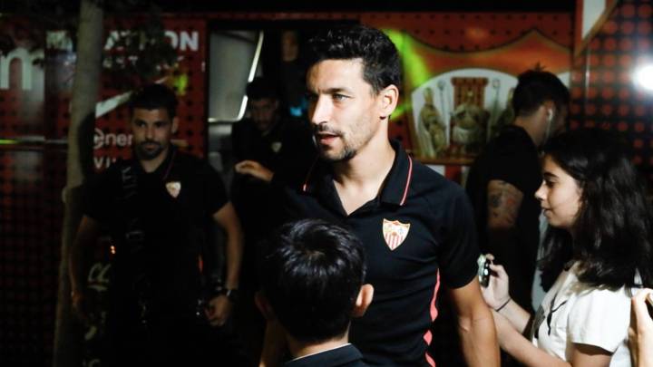 Los capitanes del Sevilla, Jesús Navas y Sergio Escudero, hablaron del acuerdo para rebajarse el sueldo en la plantilla: "Lopetegui ha ayudado".