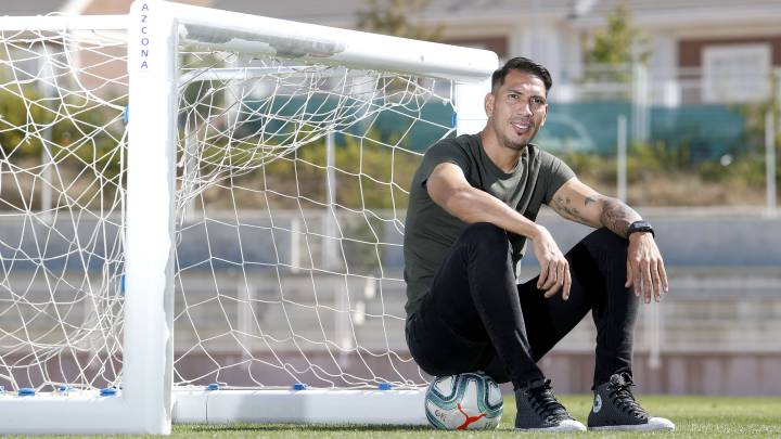 Leo Ulloa posa con un balón y una portería en la Ciudad Deportiva.