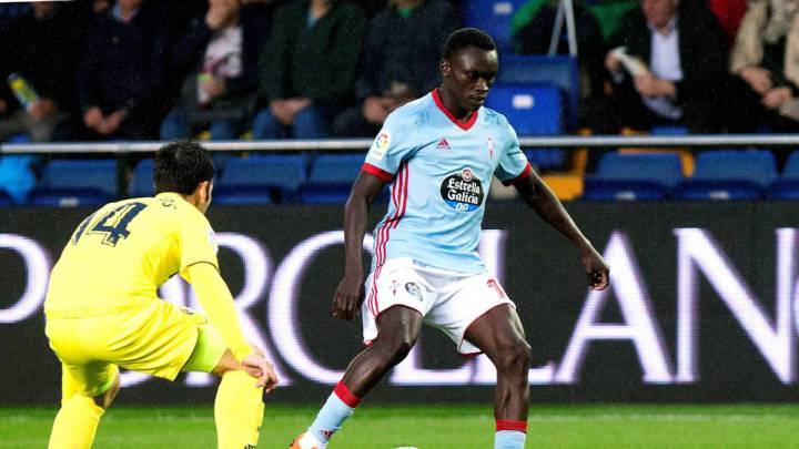 Pione Sisto conduce el balón en presencia de Trigueros
