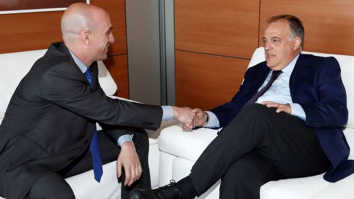 Rubiales y Tebas se saludan en uno de los pocos encuentros que han tenido en los últimos dos años.