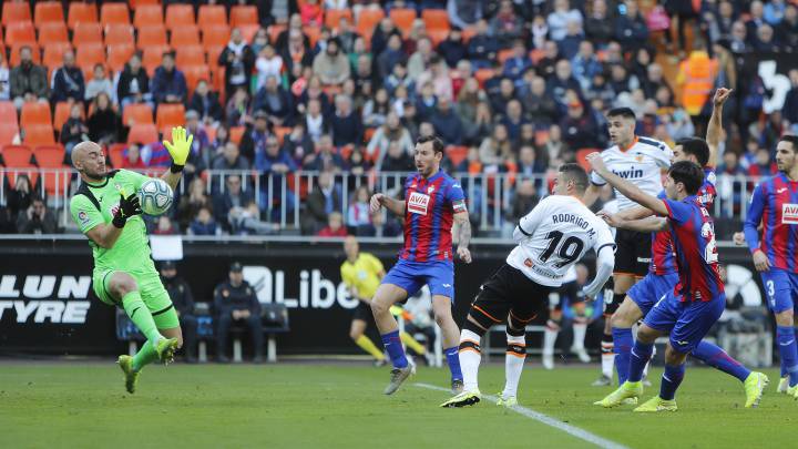 Dmitrovic, en Mestalla, haciendo una parada tras disparo de Rodrigo.