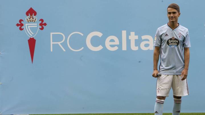 Denis Suárez posa delante del escudo del Celta durante su presentación en Balaídos.