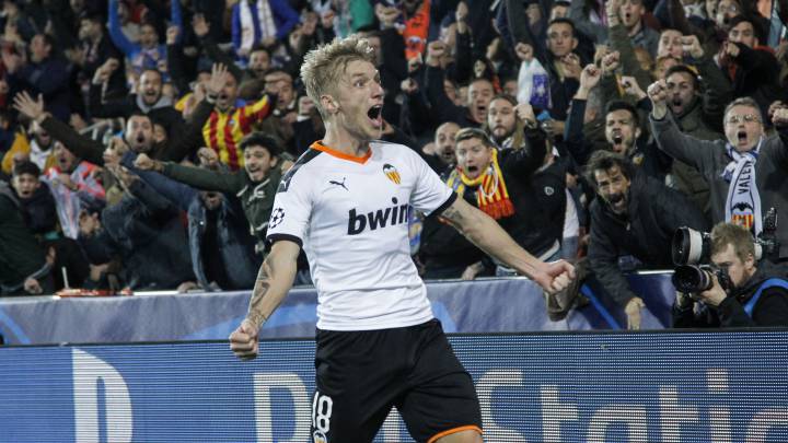 Daniel Wass, celebra su gol al Chelsea.