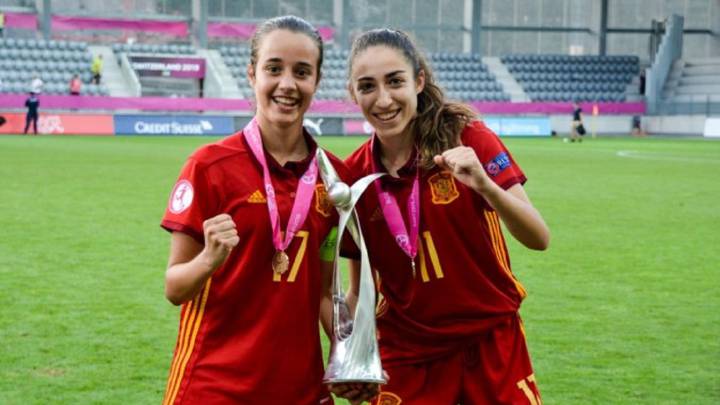Rosa Márquez y Olga Carmona, jugadoras del Betis y del Sevilla, con el trofeo de campeonas de Europa Sub-19.