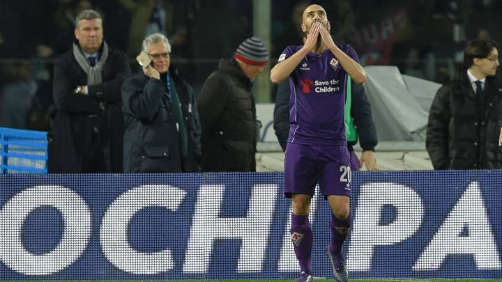 Borja Valero celebra un gol con la camiseta de la Fiorentina en el Artemio Franchi