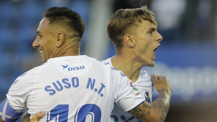 Dani Gómez celebra un gol junto a Suso con el Tenerife.