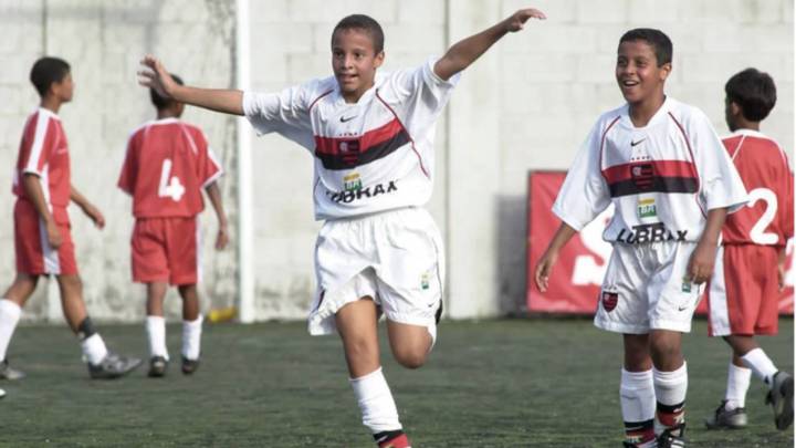 Rodrigo celebra un gol, con 11 años, en el torneo 'Dente de Leite' donde Thiago fue nombrado mejor jugador.