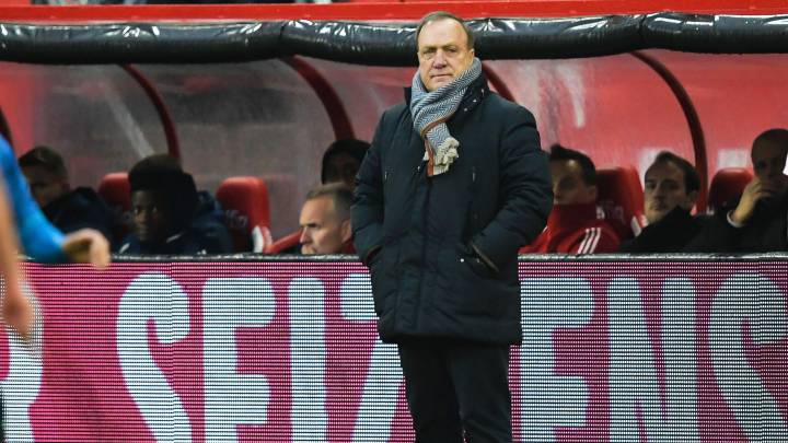 El Feyenoord renueva al entrenador Dick Advocaat por una temporada más.
