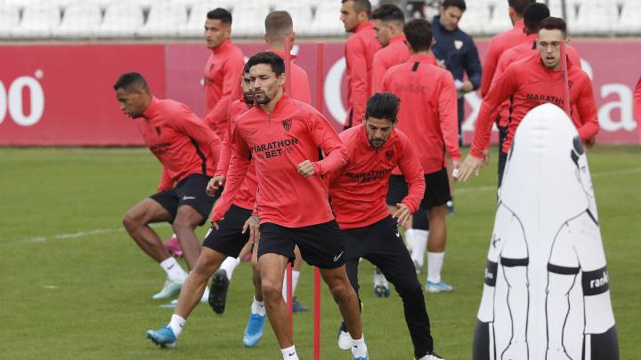 La primera plantilla del Sevilla ya se entrena en grupo, aunque sea de manera telemática. El conjunto nervionense realiza esta semana sus primeras sesiones a las órdenes del preparador físico, que a través del portátil o del móvil da instrucciones a todos los jugadores a la vez, interconectados. Eso hace bastante más ameno el ejercicio físico después de muchas semanas en solitario y, además, sirve de puente para el regreso a las ciudades deportivas, dentro de unas semanas. La preparación física del equipo de Lopetegui sufrió un duro revés con el coronavirus. Tras un evidente bajón durante dos o tres meses, en los que se notaba el cansancio sobre todo al final de los encuentros, los nervionenses esperaban que para la recta final de temporada hubiera un repunte que le ayudara a cumplir los objetivos. El Sevilla está tercero en la tabla para los últimos 11 encuentros y en octavos de Europa League. "El jugador viene de ocho meses de entrenar y jugar al máximo nivel. Si sabemos gestionar el parón nos podría venir venir bien. El problema es que no sabemos todavía lo que va a durar esto", afirmaba hace unos días Pepe Conde, uno de los preparadores de la plantilla. "La clave será que el jugador aguante ese bloque de partidos: será una media de uno cada tres días y habrá que ponerse las pilas para que no lesionarse", continuaba Conde. "Creemos que el plan elaborado, aunque no tiene precedentes, es el correcto. Hay un grupo de jugadores comprometidos y profesionales, y la propuesta es buena. Nos vamos a llevar grandes sorpresas cuando se retome la competición", concluye el preparador, que ya ha pasado a una nueva fase: entrenar con todos, aunque de manera virtual.