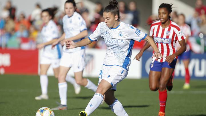 Noelia Villegas, jugadora del Deportivo, en un duelo con el Atlético.