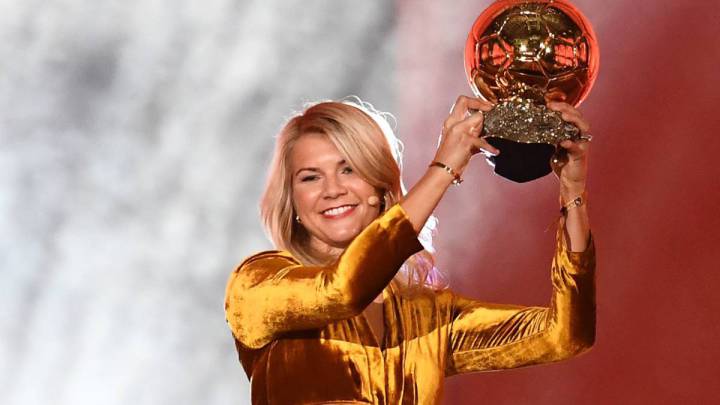 Ada Hegerberg levanta el primer Balón de Oro Femenino.