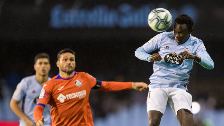 Pione Sisto cabecea el balón delante de Jorge Molina, delantero del Getafe, en Balaídos.