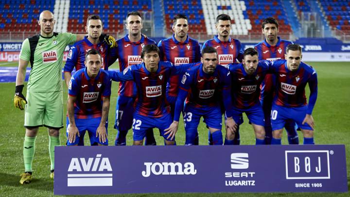 Los jugadores del Eibar en formación