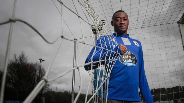 Mujaid posa para el Diario As tras un entrenamiento del Deportivo