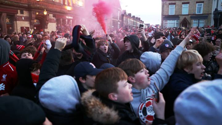 Hinchas del Liverpool, en los instantes previos al encuentro frente al Atlético en Anfield.