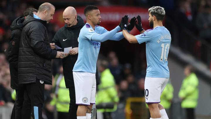 Los jugadores del Manchester City, Sergio Agüero y Gabriel Jesús, durante una sustitución.
