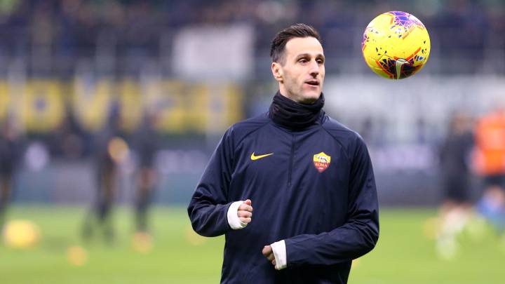 Kalinic en el calentamiento del Inter-Roma del Calcio: el Fenerbahçe le quiere.
