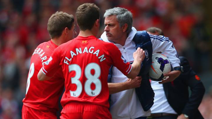 José Mourinho, durante su etapa como técnico del Chelsea, perdiendo tiempo ante el Liverpool.