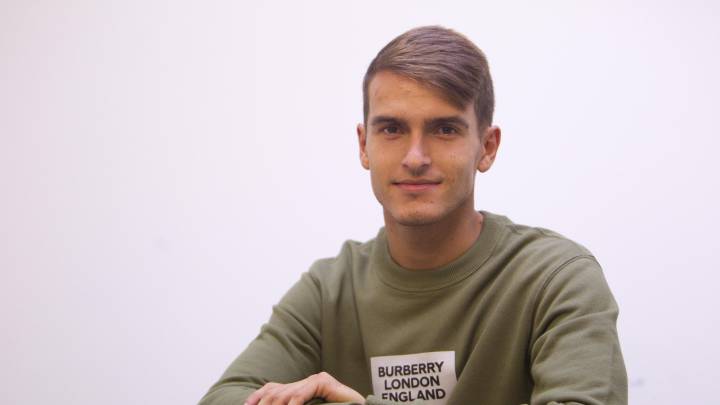 El centrocampista Denis Suárez posa para AS en las instalaciones deportivas de A Madroa.