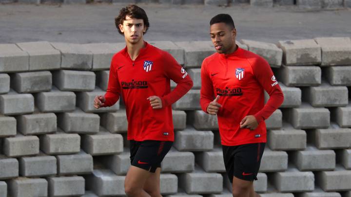 João Félix y Renan Lodi durante un entrenamiento.