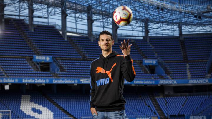 Vicente Gómez posa en el estadio de Riazor