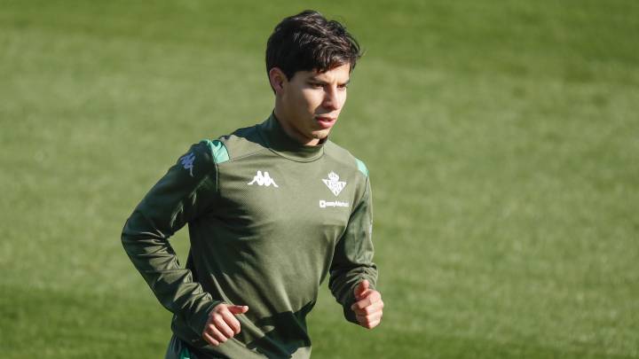 Lainez, en un entrenamiento con el Betis.