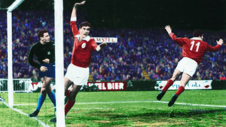 Aguas y Simoes celebran el último gol del Benfica, obra de Eusebio. Era el quinto tanto de los lisboetas.