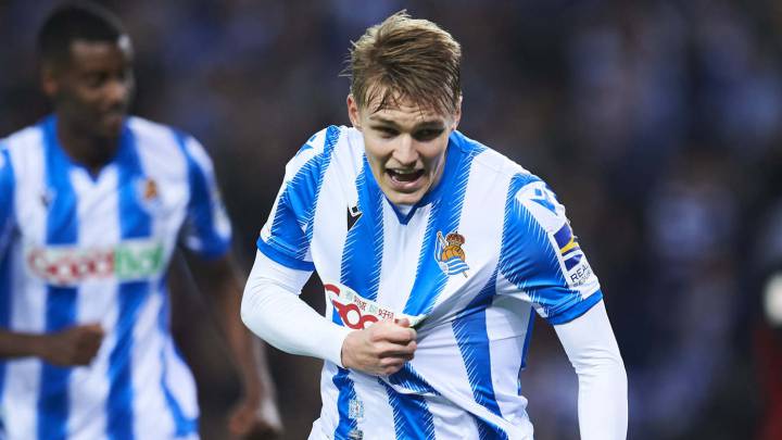 Martin Odegaard celebra un gol con la Real Sociedad.