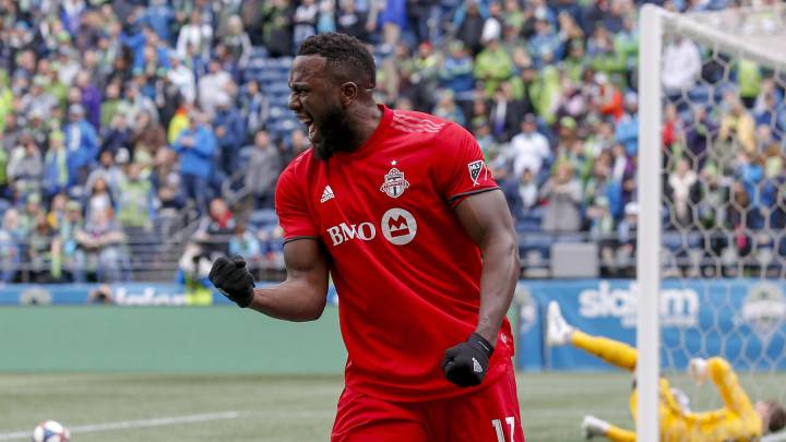Todos pendientes del virus y Altidore, de los ovnis: "Es una locura"