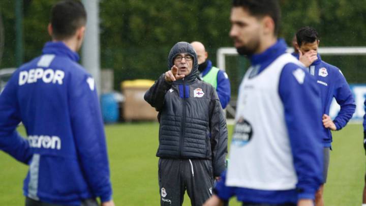 Fernando Vázquez dando instrucciones durante un entrenamiento del Deportivo.