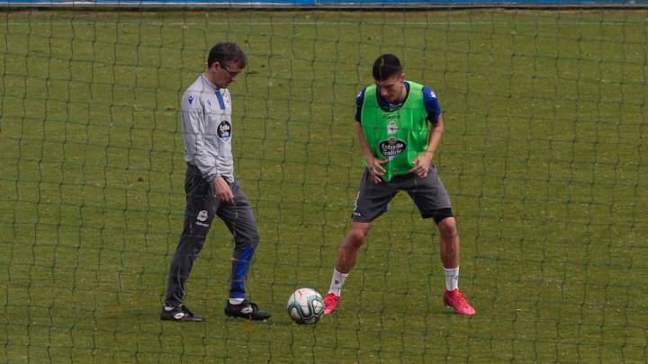 Fernando Vázquez y el juvenil Juan Rodríguez en un entrenamiento con el Deportivo