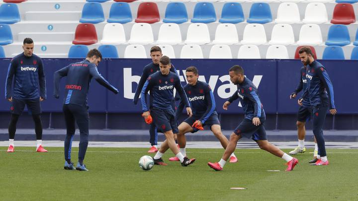 Paco López recluta a seis jugadores del filial