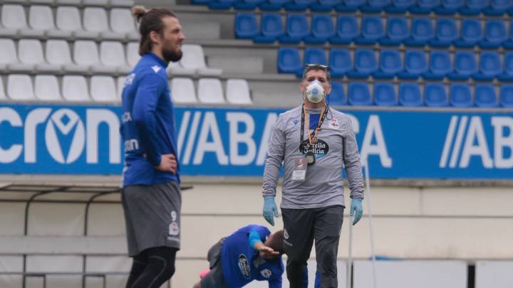 Manuel Pombo, preparador físico del Deportivo, durante el entrenamiento del equipo en Abegondo.