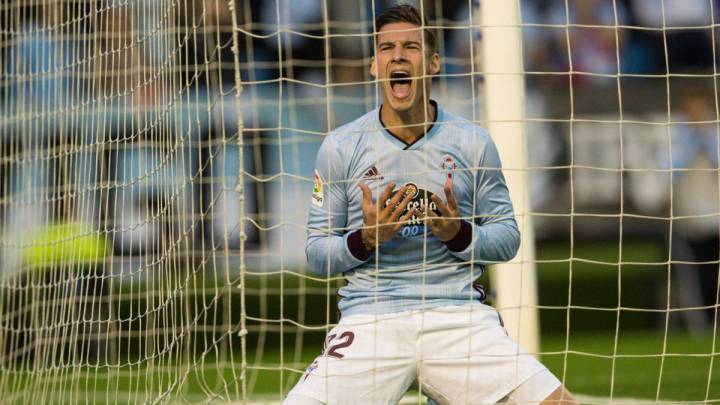 Santi Mina se lamenta tras fallar gol durante un partido del Celta en Balaídos.