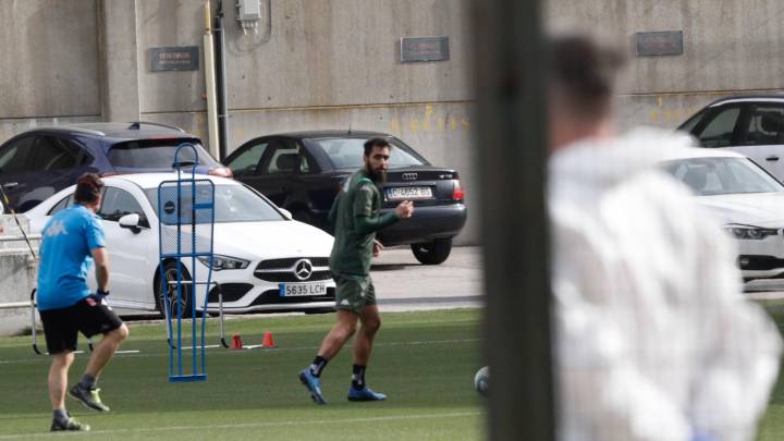 El Betis se ejercita en la Ciudad Deportiva este domingo a la espera de confirmar el número de casos por coronavirus y si son por PCR o anticuerpos.