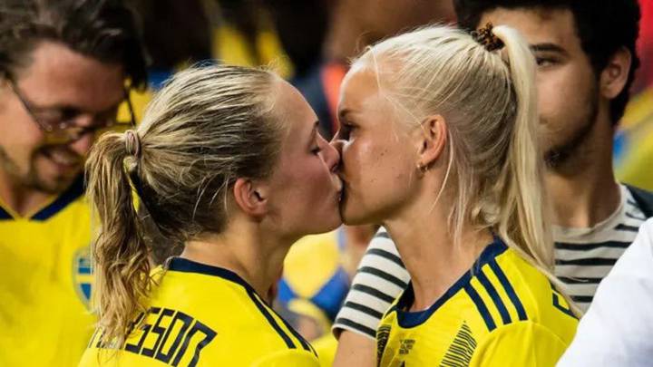 El romántico beso entre Harder y Eriksson para celebrar el pase de Suecia a cuartos de final del Mundial de Francia.