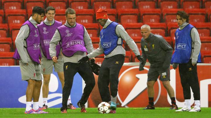 Mario Balotelli y Rickie Lambert, disputando un balón durante un entrenamiento del Liverpool.