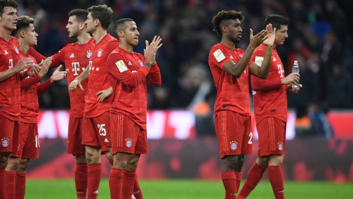 Soccer Football - Bundesliga - Bayern Munich v RB Leipzig - Allianz Arena, Munich, Germany - February 9, 2020 Bayern Munich's Thiago and teammates applaud the fans after the match REUTERS/Andreas Gebert DFL regulations prohibit any use of photographs as image sequences and/or quasi-video