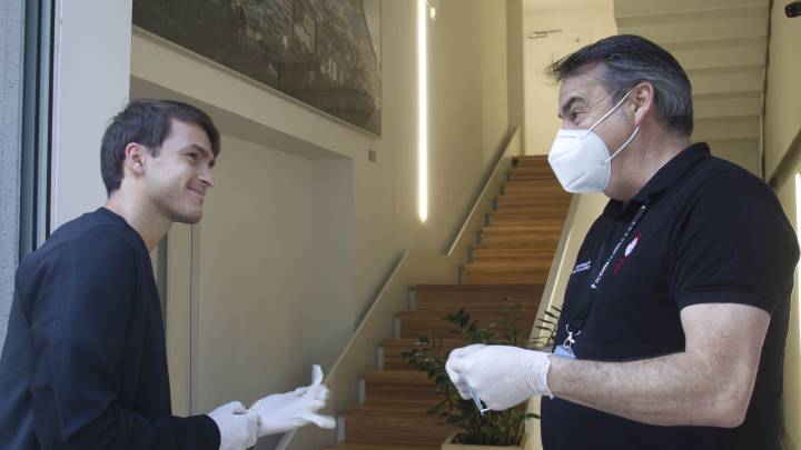 Denis Suárez se pone un guante antes de someterse al test del Covid-19 en A Sede.