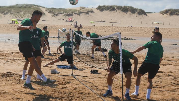 Los jugadores de Racing, en la playa en un entrenamiento de la pasada pretemporada, en julio.