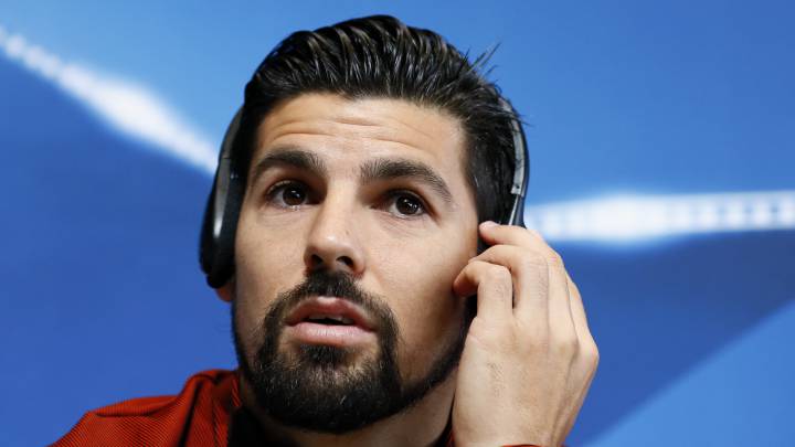 El Guadalajara sorteará una camiseta de Nolito, del Sevilla, después de que éste dijera que no lo quería ni el equipo castellano. Buen rollo entre ambos.